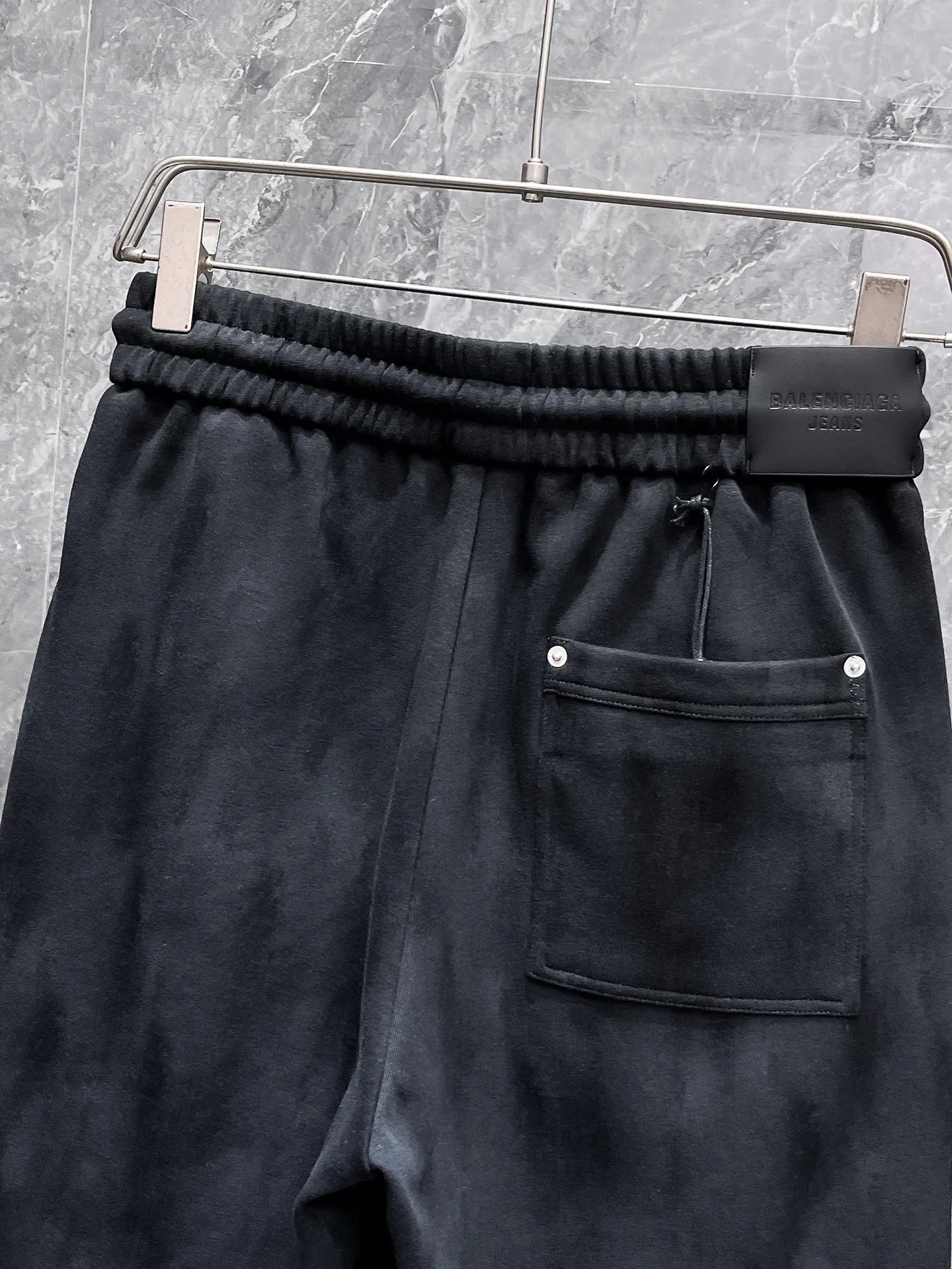 Balenciaga's three-standard complete 2026 summer New Arrival men's casual shorts, advanced custom-made Breathable fabric, Breathable fabric, extremely stretchy and comfortable, impeccable details, top-grade accessories, original logo design concept, delicate and soft feel! The upper body fit is awesome! Size: M-XXXL Please state your height and weight when ordering